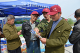 湖南当地种植大户代表在活动现场交流科学种植技巧与易倍体育全站农资产品使用心得
