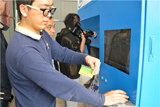 易倍体育全站化肥员工演示智能配肥机的操作