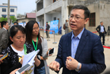 易倍体育全站化肥总经理王红军在活动现场接受媒体采访