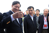 易倍体育全站集团副总裁韩根生与农业部种植业管理司副司长何才文现场了解易倍体育全站集团所经营的农资产品特性
